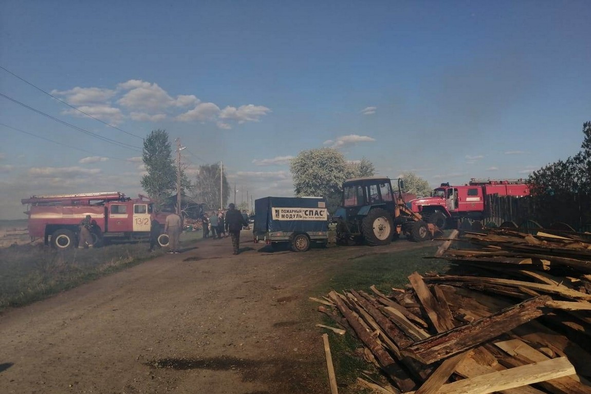 В огонь по зову сердца: пожарные-добровольцы отстояли деревню | Новости  портала ВДПО.рф